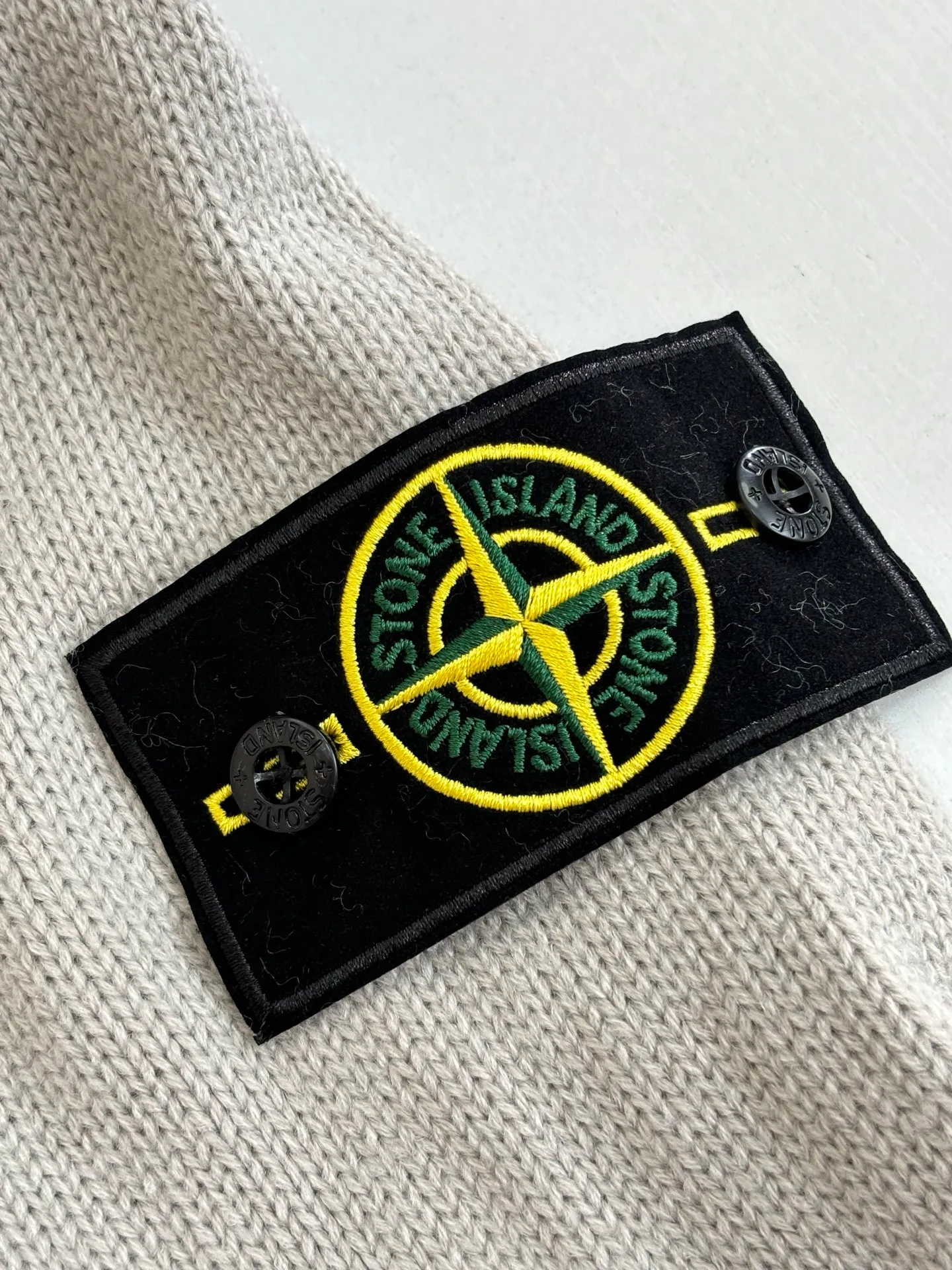 P410 Stone islan*/stone island solid color basic armband round neck knitted sweater. The original version was purchased and developed by 2488. The fabric is made of wool yarn blended nylon. The overall comfort is more skin-friendly than the original version. The YB upper body is particularly tight. We adjusted the overall feel and skin-friendly feeling based on the original wool yarn quality. Both are more comfortable and breathable than the ZP upper body. There is no difference between the stripes and the original version. And it can be done with full grade. Supports random detection of wool content. We ensure that every item our customers receive is of high quality. It also needs to be taken to the tatting factory for secondary processing. Stone Island armband, the overall wiring is straight and delicate, the fabric is comfortable and soft, the color is consistent without color difference Size: S/M/L/XL